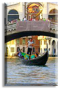 Gondola passing under the Rialto Bridge underthe Rialto Bridge